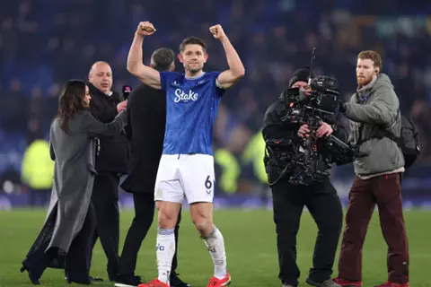 إيفرتون يعلن تمديد عقد جيمس تاركوفسكي حتى 2028